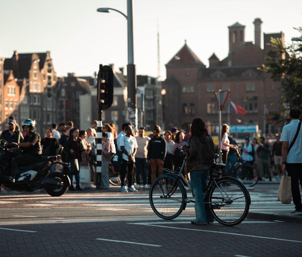 Drukke kruising in het centrum van Amsterdam