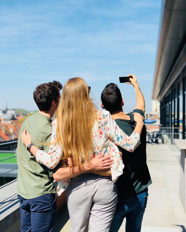 Teamleden met de armen om elkaar heen