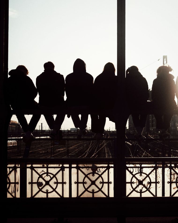 Silhouetten van een groep bij zonsondergang