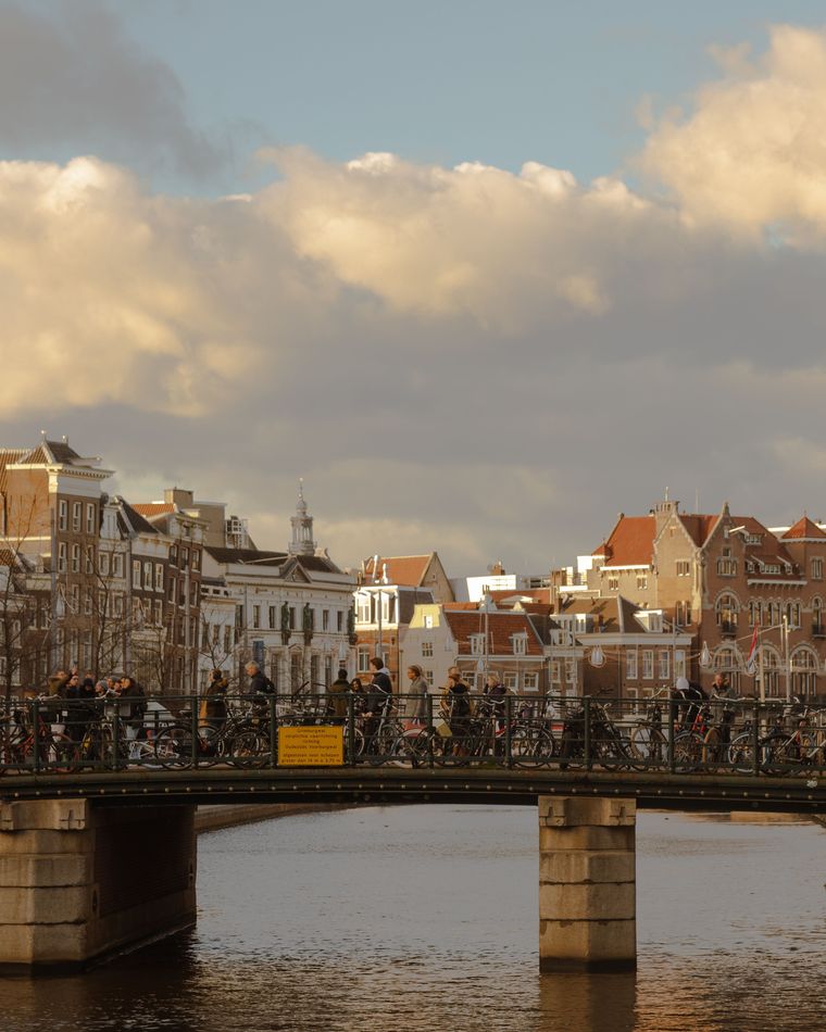 Een Amsterdamse gracht met een brug