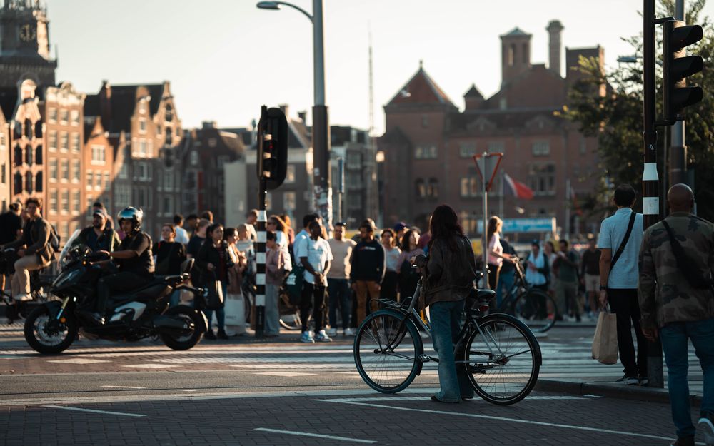 Kruising in de stad met fietsers