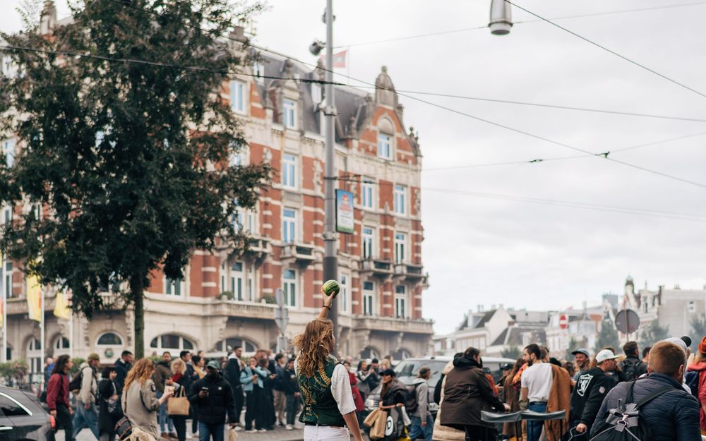 Drukke straat met fietsers en voetgangers