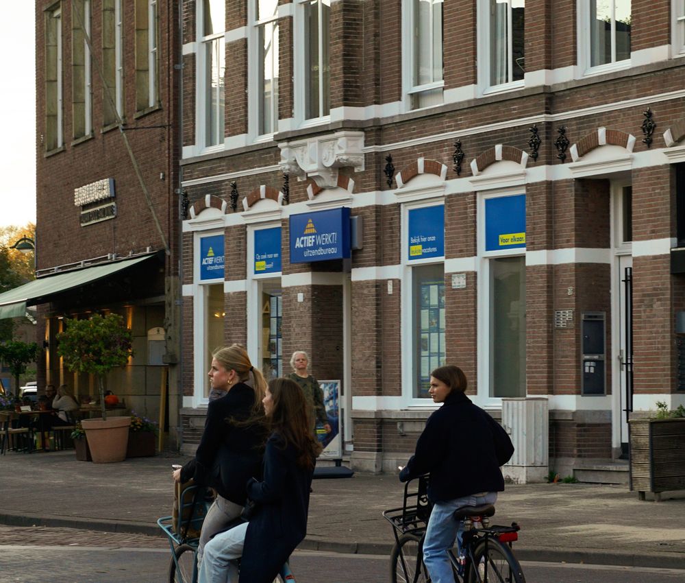 Twee fietsers in een Amsterdamse straat