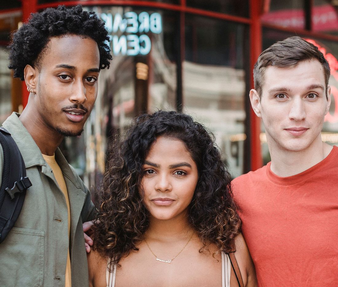Drie jonge ambassadeurs op straat in Amsterdam