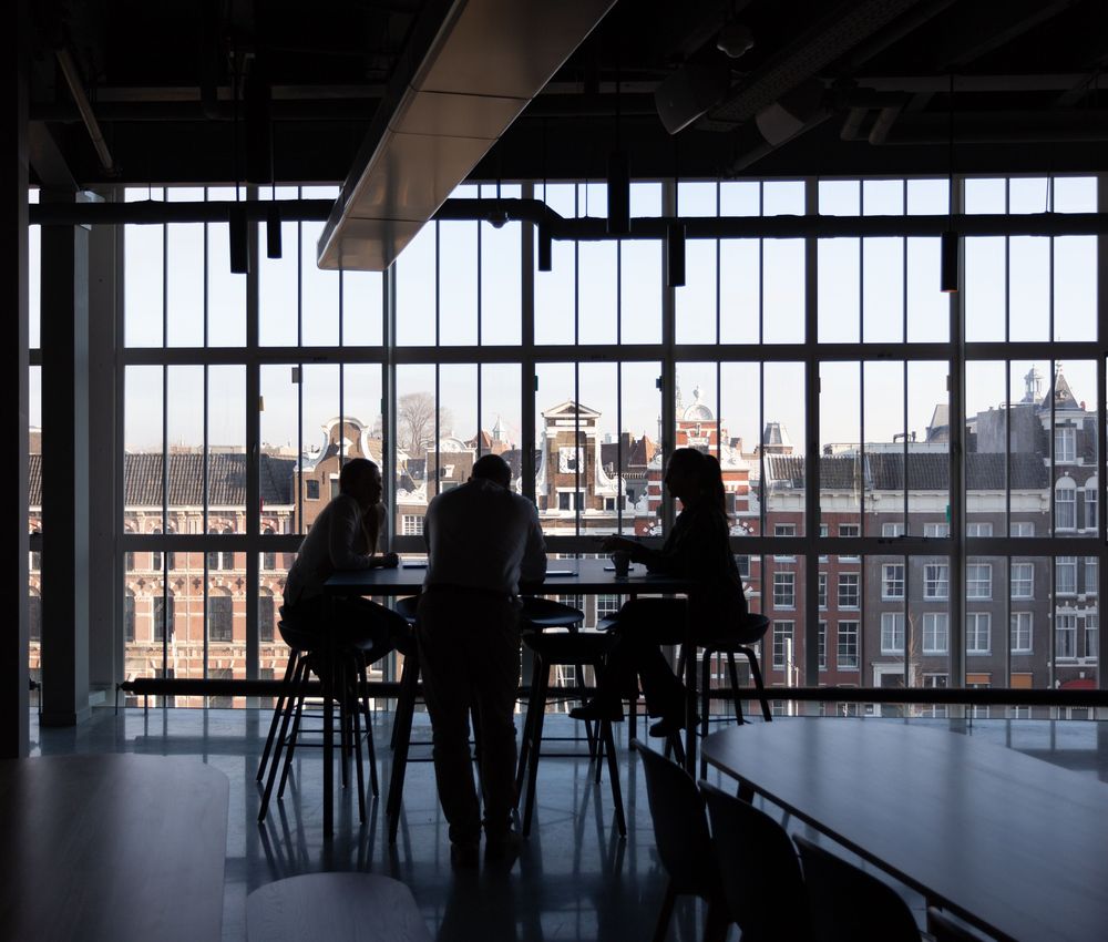 Overleg aan een tafel op kantoor