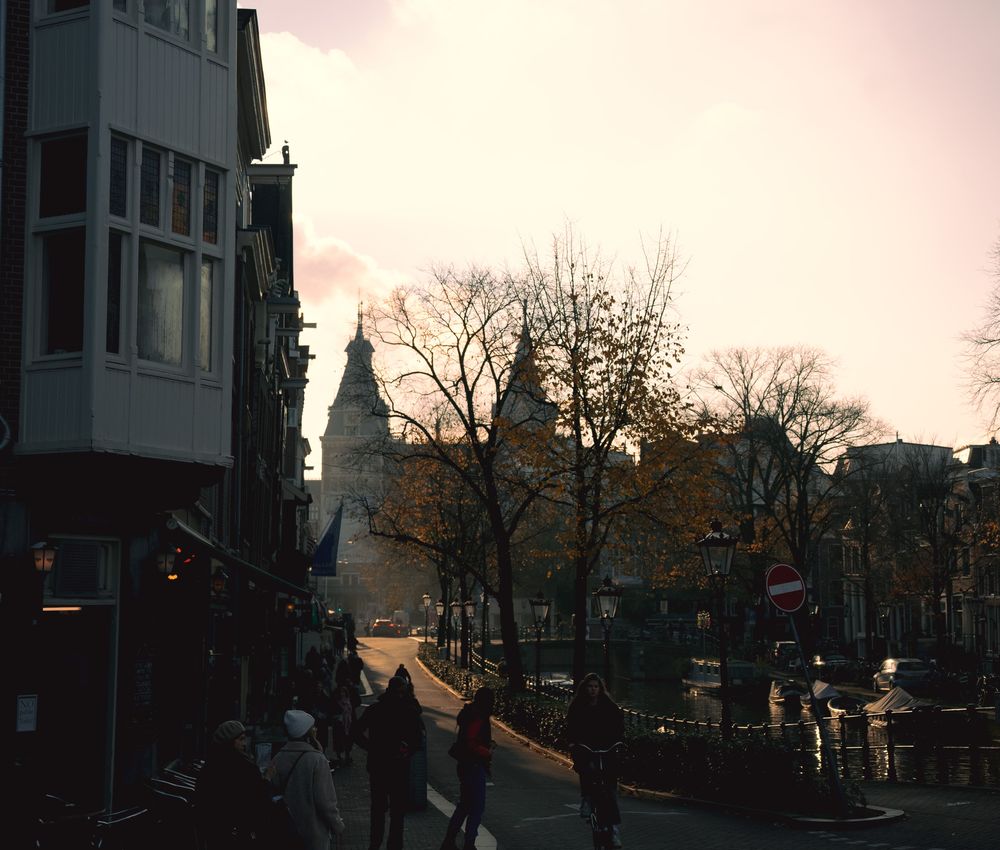 Een Amsterdamse straat in de avondschemering