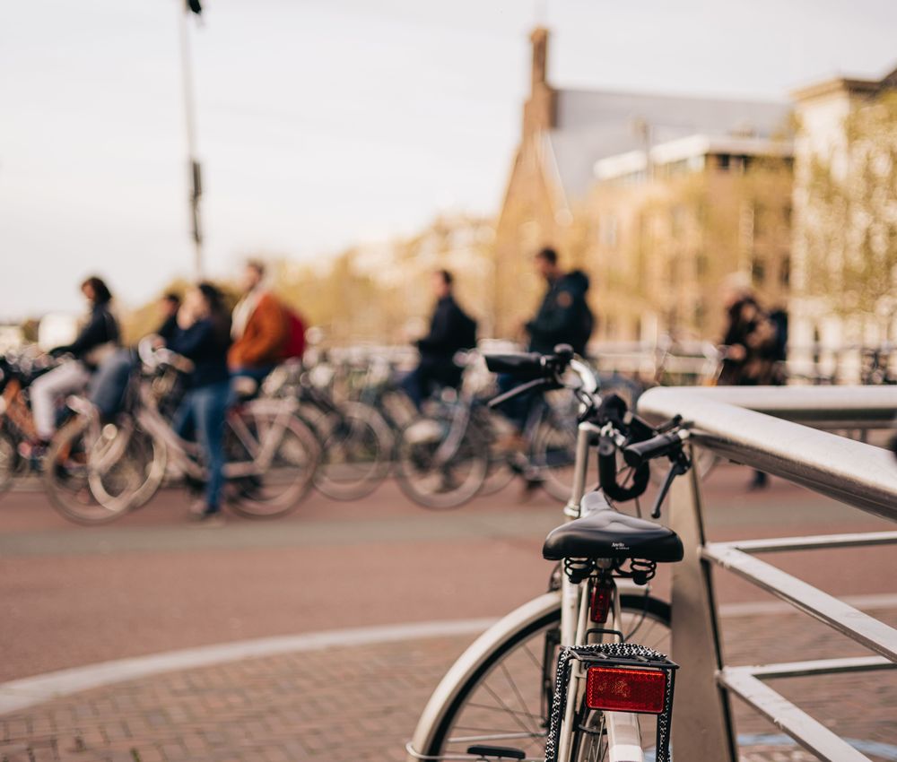Fietsers en voetgangers op een brug in de stad
