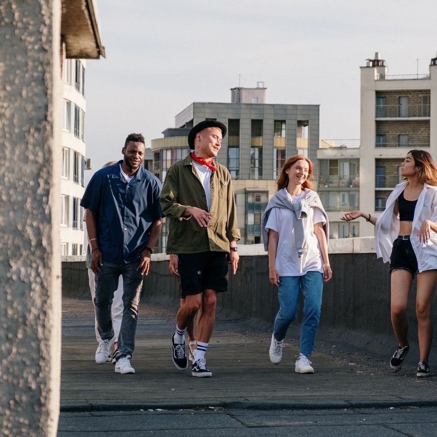 Een team loopt samen naar de volgende straat